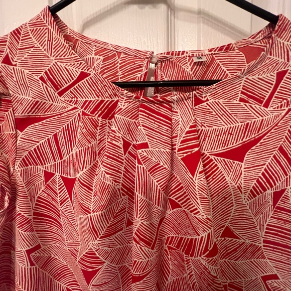 TASAMO size M red and white leaf print Round Neck Pleated Top with Cap Sleeves - Picture 5 of 10